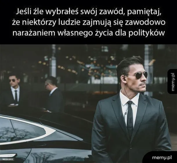 Ochroniarze w garniturach i okularach przeciwsłonecznych stojący przy czarnym samochodzie.