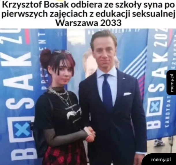 Krzysztof Bosak w garniturze pozuje obok osoby w alternatywnym, gotyckim ubiorze.