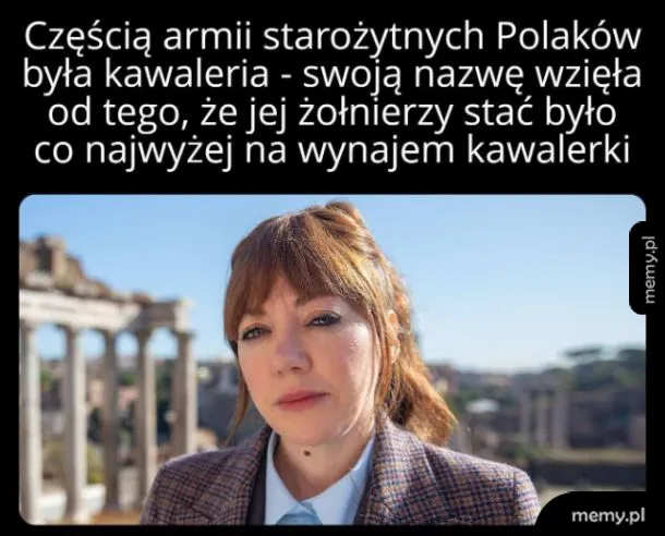 Poważna kobieta (postać Philomena Cunk) na tle antycznych ruin.