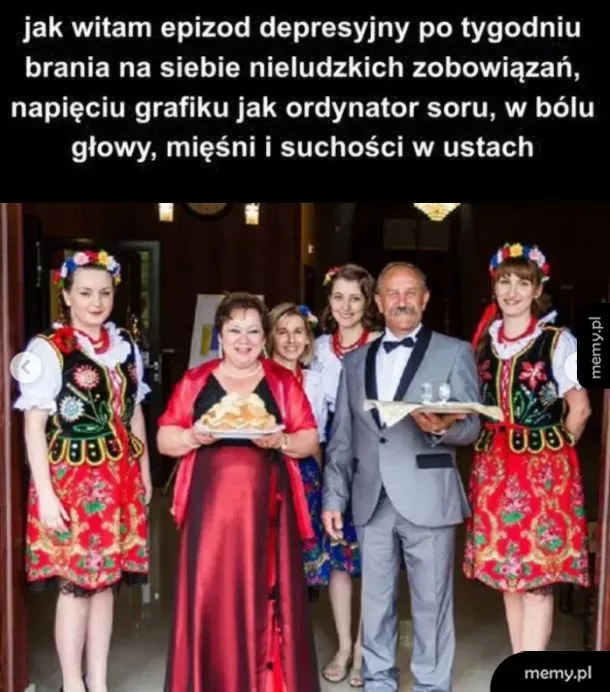 Powitanie chlebem i solą przez grupę ludzi w strojach ludowych i eleganckich.