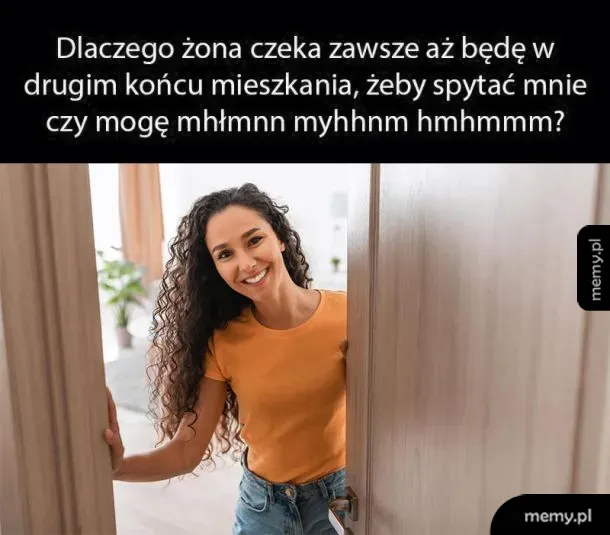 Kobieta wchodząca do pokoju z uśmiechem na twarzy.