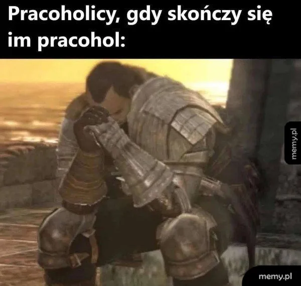 Złamany rycerz siedzi z głową w dłoniach na tle zachodu słońca.