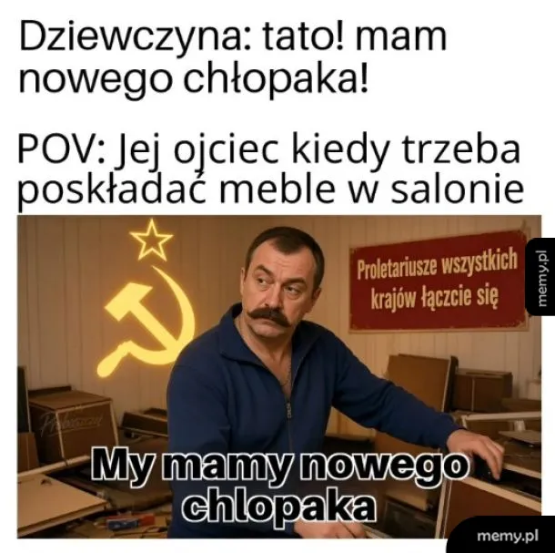 Mężczyzna z wąsem w pokoju z radzieckimi symbolami i napisem My mamy nowego chłopaka.
