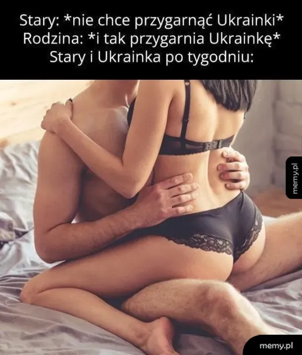 Para w łóżku, kobieta w bieliźnie siedzi na mężczyźnie.