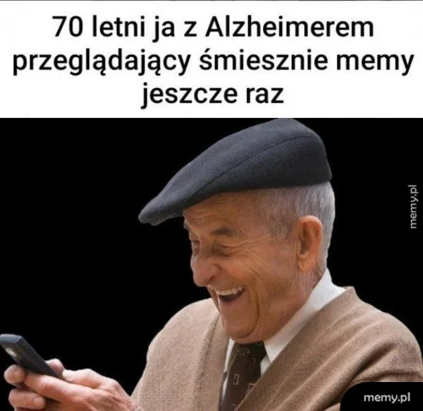 Starszy mężczyzna w kaszkiecie śmieje się, patrząc w telefon komórkowy.
