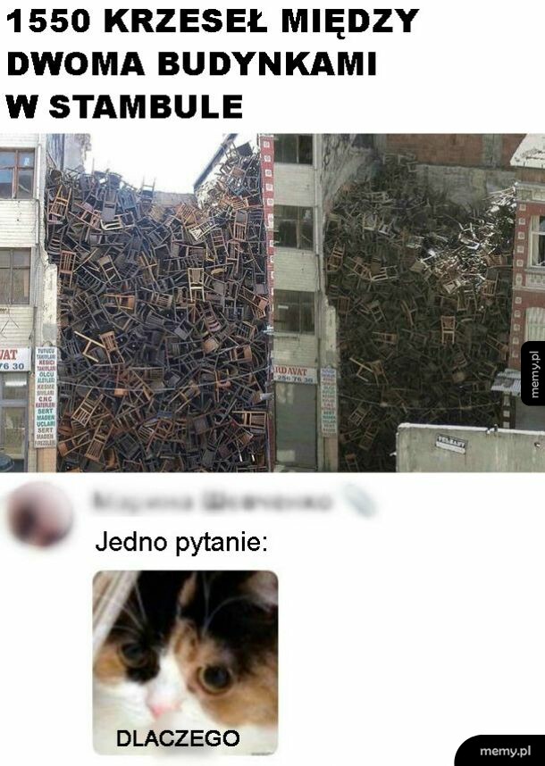 Dużo krzeseł w dziwnym miejscu