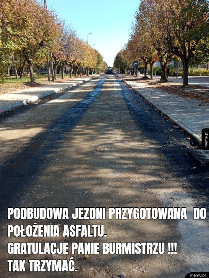Podbudowa jezdni przygotowana  do położenia asfaltu.gratulacje panie burmistrzu !!!  tak trzymać.