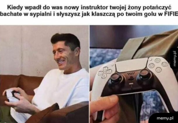 Robert Lewandowski siedzi na kanapie z padem do konsoli w rękach.