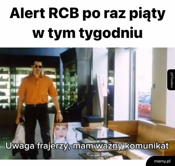 Mężczyzna w okularach przeciwsłonecznych wchodzi do pomieszczenia.