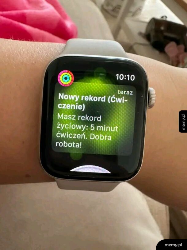 Smartwatch na ręce z powiadomieniem o rekordzie ćwiczeń
