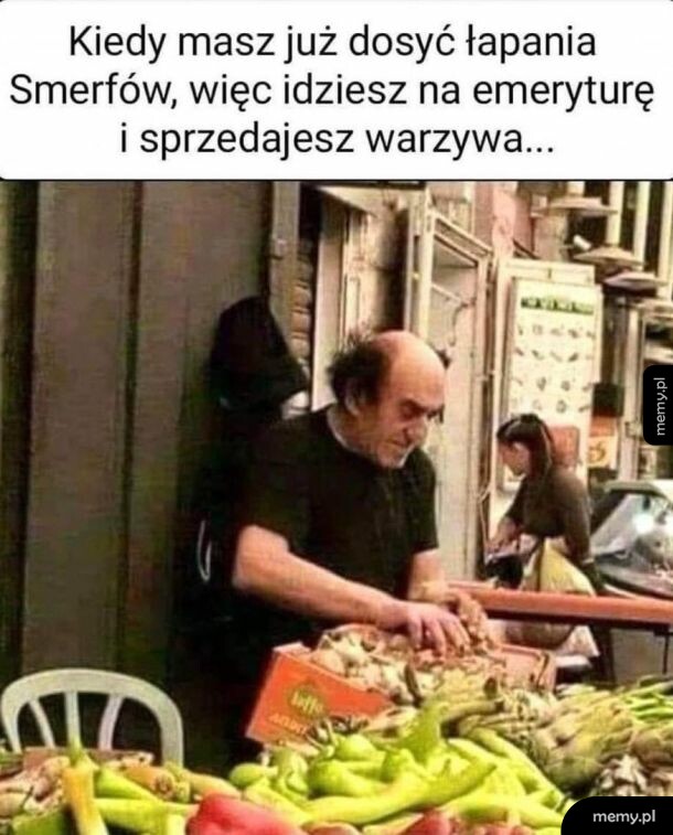 Mężczyzna przypominający Gargamela sprzedający warzywa na bazarze