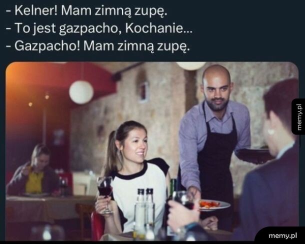 Kelner serwujący danie parze siedzącej w restauracji.