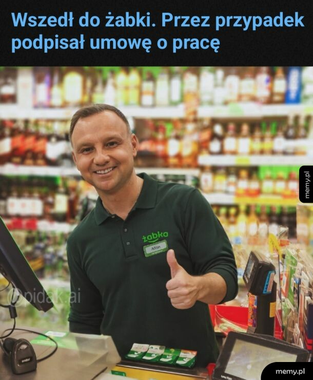 Andrzej Duda w koszulce Żabki za kasy sklepu pokazuje kciuk w górę.