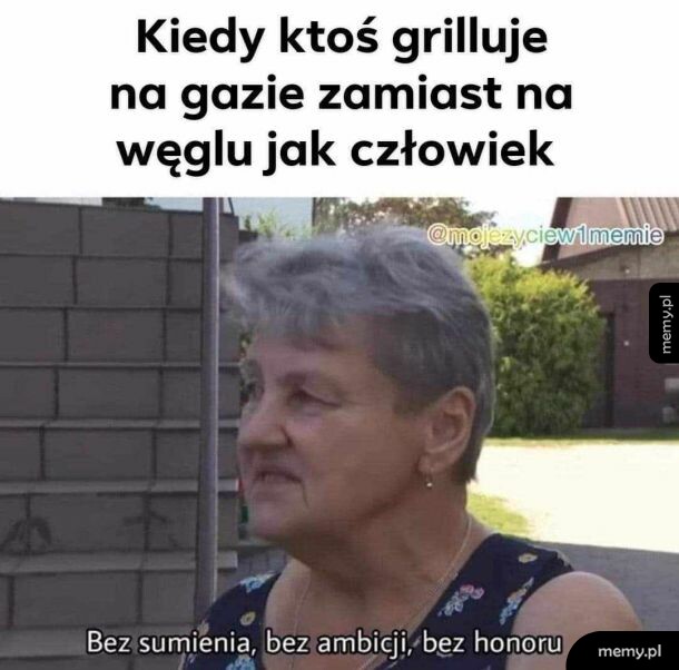 Kadr z memu z niezadowoloną starszą kobietą komentującą grillowanie na gazie.
