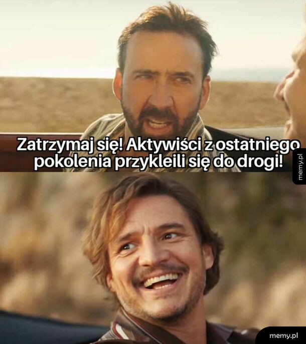 Nicolas Cage rozmawia z uśmiechniętym Pedro Pascalem w samochodzie.