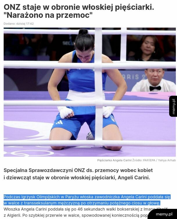 Włoska pięściarka Angela Carini klęcząca na ringu w rzędzie lin bokserskich.