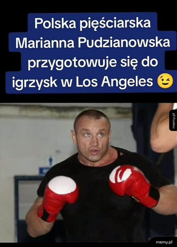 Mariusz Pudzianowski w czerwonych rękawicach bokserskich
