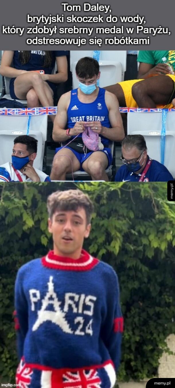 Tom Daley dzierga na drutach na trybunach i prezentuje sweter z napisem Paris.