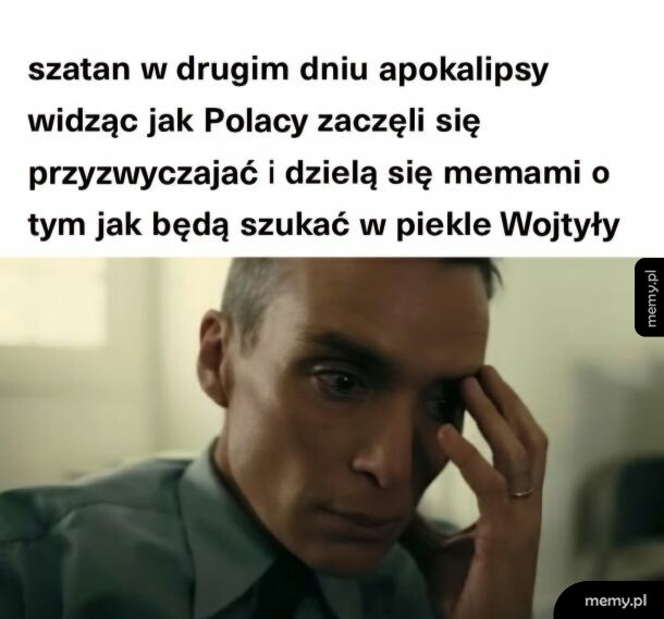 Mężczyzna trzyma się za głowę zrezygnowany.