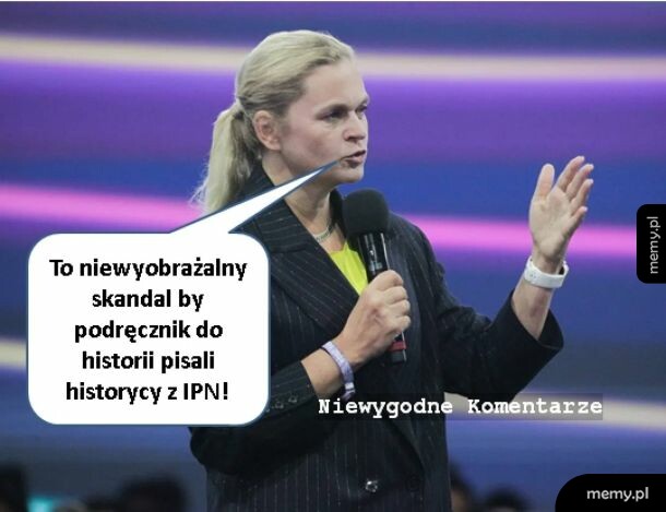 Kobieta z mikrofonem przemawia na scenie z dymkiem dialogowym.