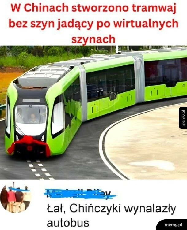 Zielony tramwaj na kołach jadący po asfalcie z namalowanymi liniami.