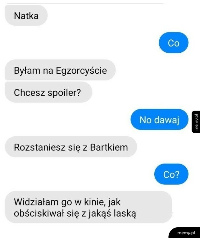 Zrzut ekranu przedstawiający rozmowę SMS z żartem o zdradzie w kinie.