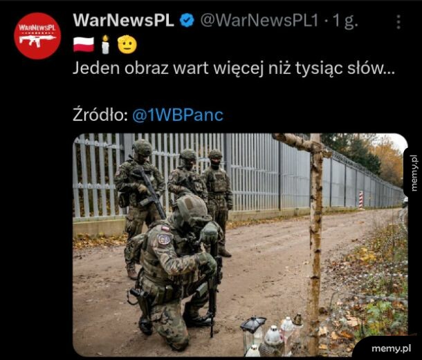 Polscy żołnierze przy prowizorycznym krzyżu z zniczami na granicy.