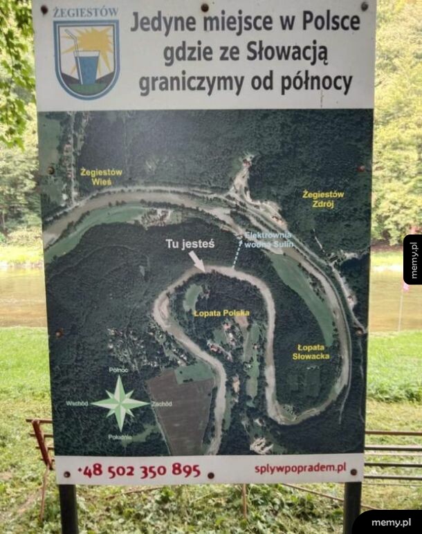 Tablica informacyjna z mapą Żegiestowa i nietypowym przebiegiem granicy ze Słowacją.