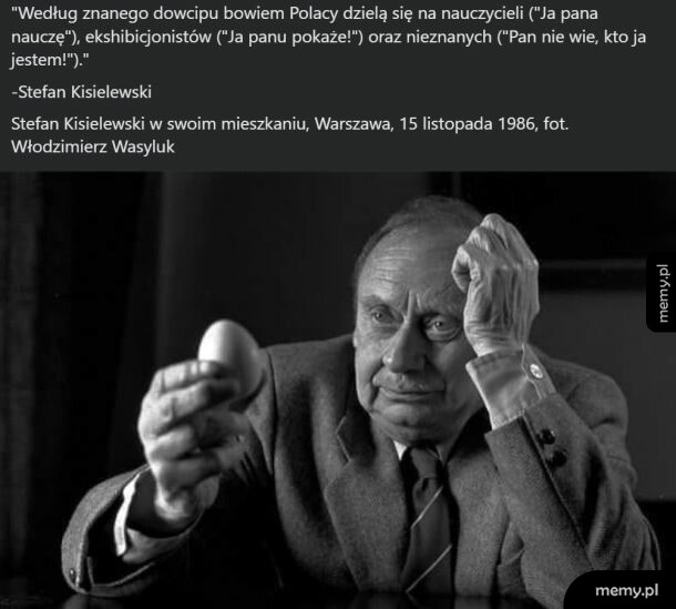 Czarno-białe zdjęcie Stefana Kisielewskiego trzymającego jajko z cytatem.