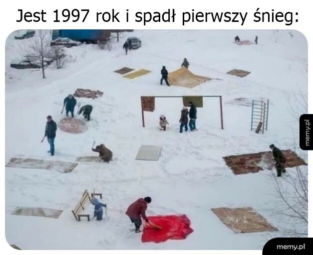 Ludzie trzepią dywany na śniegu na osiedlu z lat 90.