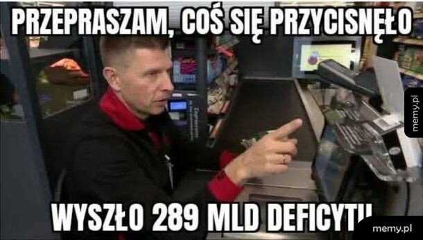 Mężczyzna przy kasie sklepowej wskazuje palcem w bok.