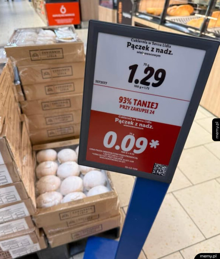 Cenówka w sklepie pokazująca pączki za 93% taniej przy zakupie 24 sztuk, czyli po 0,09 zł.