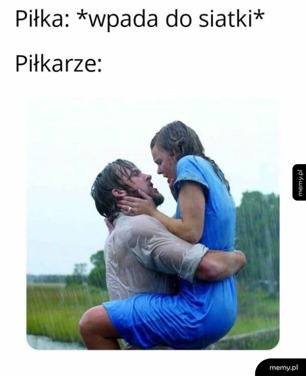 Kadr z filmu Pamiętnik przedstawiający namiętny uścisk w deszczu.