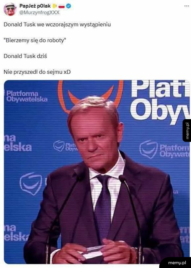 Donald Tusk na tle logo Platformy Obywatelskiej