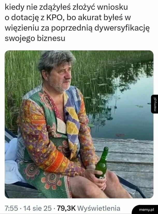 Janusz Palikot w szlafroku siedzi nad wodą z piwem w ręku.