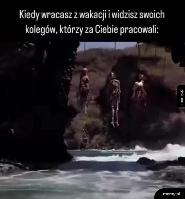Trzy szkielety wiszące nad wodą w grocie