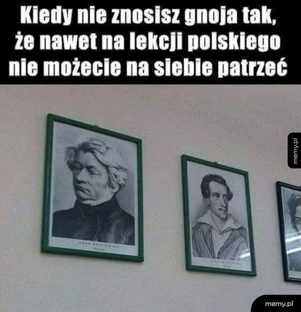 Portrety Adama Mickiewicza i Juliusza Słowackiego wiszące na ścianie w klasie.