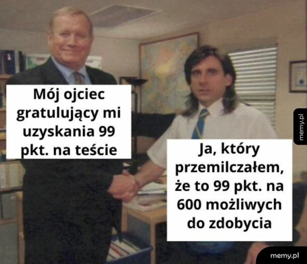 Mężczyzna gratulujący drugiemu na tle biura z serialu Biuro