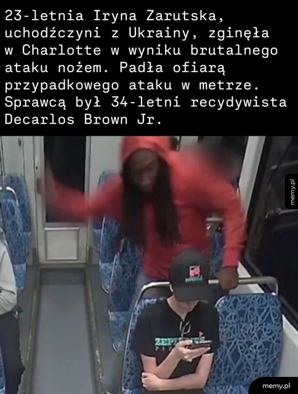 Kadr z monitoringu w metrze przedstawiający atak napastnika na siedzącą osobę.
