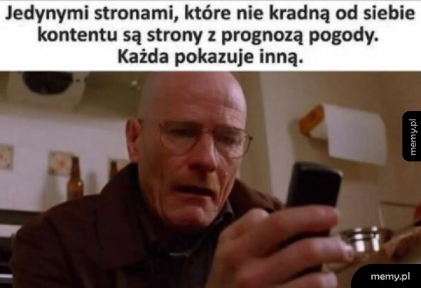 Walter White patrzy w telefon w kuchni