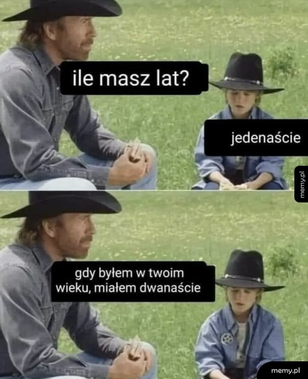 Chuck Norris rozmawia z dzieckiem w kapeluszach kowbojskich na trawie.