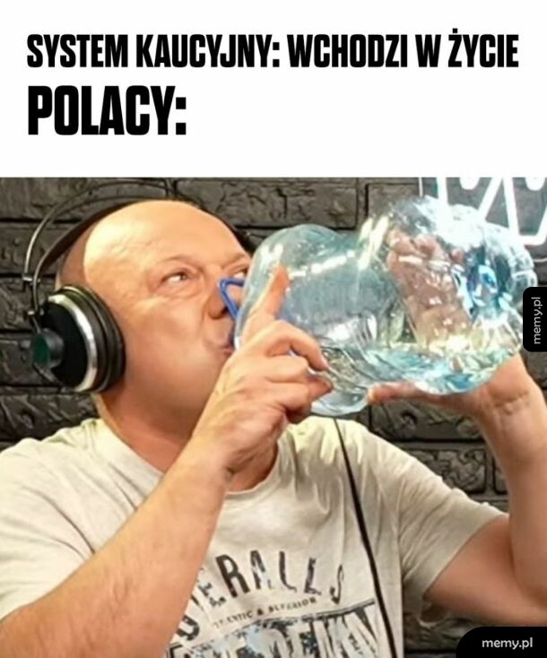 Mężczyzna w słuchawkach pije wodę z wielkiej plastikowej butli.