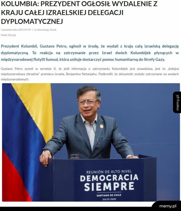 Prezydent Kolumbii Gustavo Petro za mównicą na tle kolumbijskiej flagi.