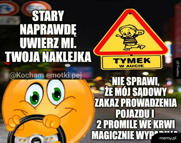 Mem z emotką trzymającą kierownicę i naklejką z imieniem Tymek