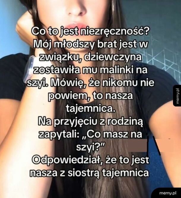 Zdjęcie dziewczyny z długimi włosami i tekstem o niezręcznej sytuacji z bratem.
