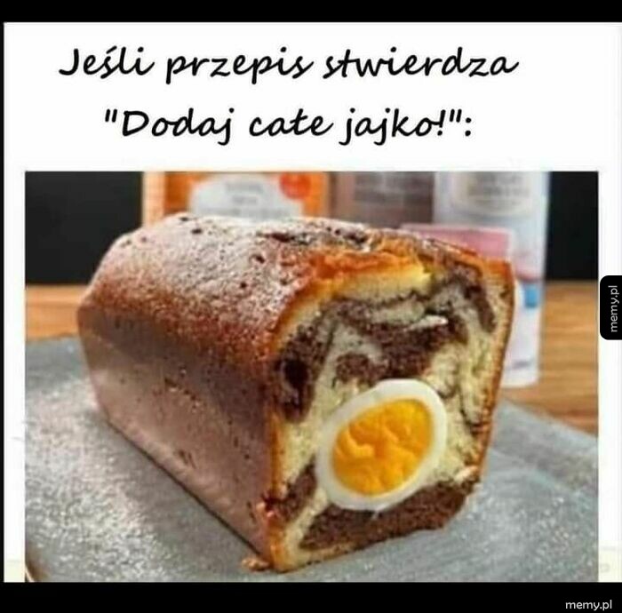 Ciasto z wtopionym w środku całym, ugotowanym jajkiem na twardo.