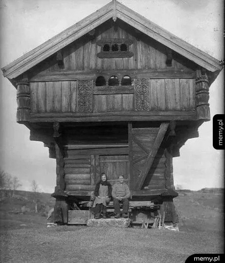 Stary, dwupiętrowy drewniany budynek o nietypowej architekturze.