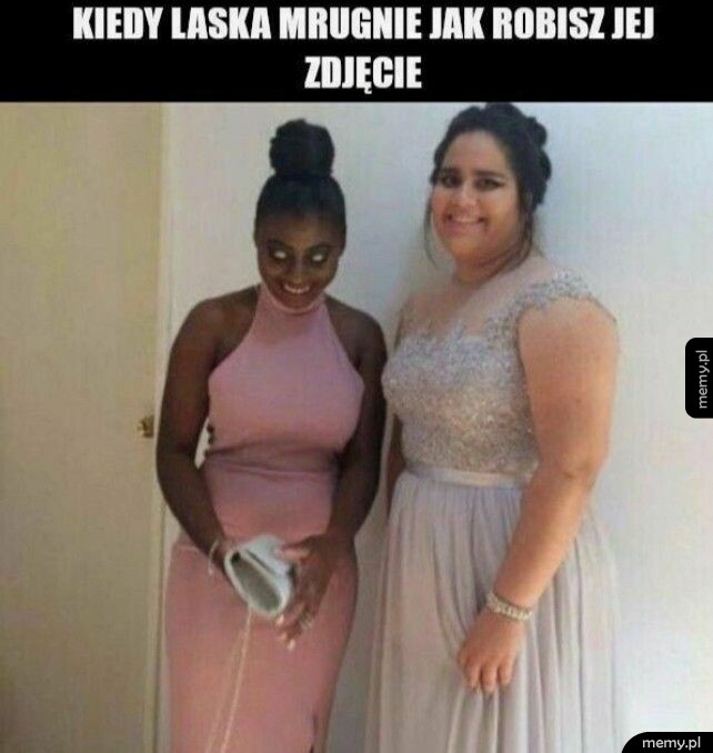 Dwie kobiety w eleganckich sukniach, jedna z nich mruga i ma dziwnie wyglądające oczy.