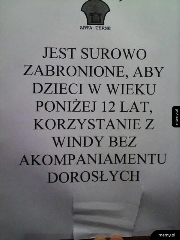 Zdjęcie kartki z zabawnym błędem gramatycznym w zakazie korzystania z windy.