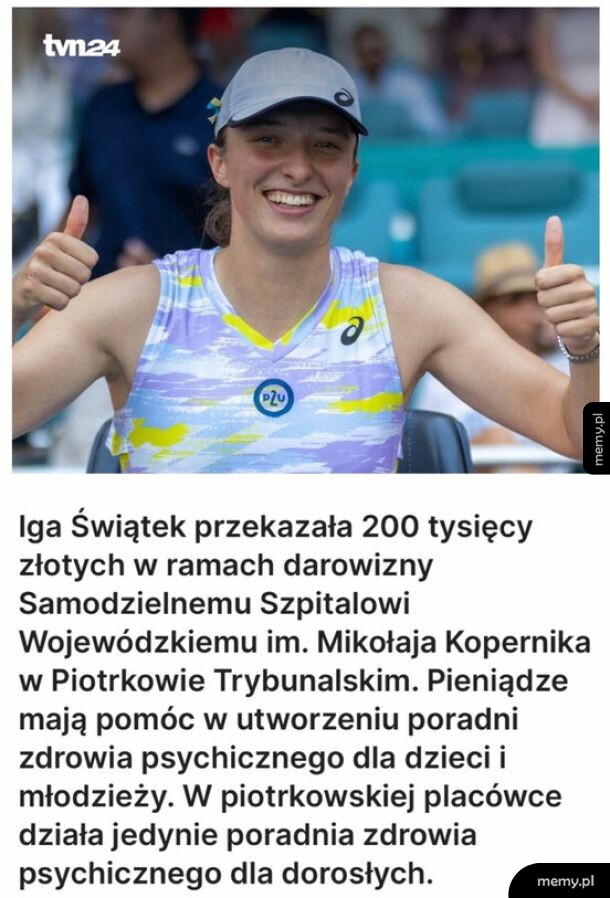 Iga Świątek uśmiecha się i pokazuje dwa kciuki w górę.
